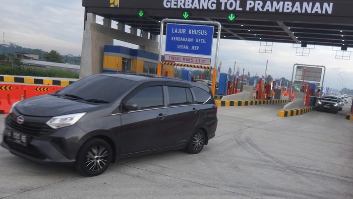 Kendaraan melewati jalan tol fungsional Klaten-Prambanan di Gerbang Tol Prambanan, Jogonalan, Klaten, Jawa Tengah, Jumat (20/12/2024). PT Jasamarga Jogja Solo (JMJ) mulai membuka jalan tol fungsional Klaten-Prambanan secara gratis dari jam 06.00 WIB - 18.00 WIB, berlaku hingga tanggal 2 Januari 2025 untuk memperlancar arus lalu lintas pada libur Natal dan Tahun Baru 2025. ANTARA FOTO/Aloysius Jarot Nugroho/Spt.