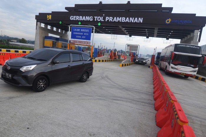 Kendaraan melewati jalan tol fungsional Klaten-Prambanan di Gerbang Tol Prambanan, Jogonalan, Klaten, Jawa Tengah, Jumat (20/12/2024). PT Jasamarga Jogja Solo (JMJ) mulai membuka jalan tol fungsional Klaten-Prambanan secara gratis dari jam 06.00 WIB - 18.00 WIB, berlaku hingga tanggal 2 Januari 2025 untuk memperlancar arus lalu lintas pada libur Natal dan Tahun Baru 2025. ANTARA FOTO/Aloysius Jarot Nugroho/Spt.