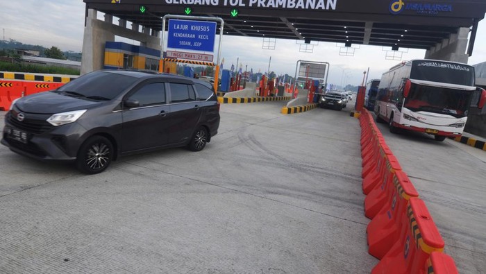 Libur Nataru, Tol Klaten-Prambanan Dibuka Fungsional Mulai Hari Ini Kendaraan melewati jalan tol fungsional Klaten-Prambanan di Gerbang Tol Prambanan, Jogonalan, Klaten, Jawa Tengah, Jumat (20/12/2024). PT Jasamarga Jogja Solo (JMJ) mulai membuka jalan tol fungsional Klaten-Prambanan secara gratis dari jam 06.00 WIB - 18.00 WIB, berlaku hingga tanggal 2 Januari 2025 untuk memperlancar arus lalu lintas pada libur Natal dan Tahun Baru 2025. ANTARA FOTO/Aloysius Jarot Nugroho/Spt.