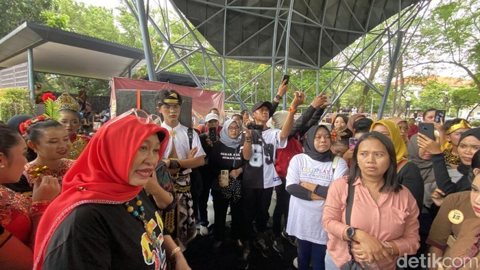 Ketua Panitia, Mei, menjelaskan kepada para peserta lomba tari tingkat nasional yang diselenggarakan Semarang Economy Creative, di Taman Indonesia Kaya, Kecamatan Semarang Selatan, Jumat (20/12/204).