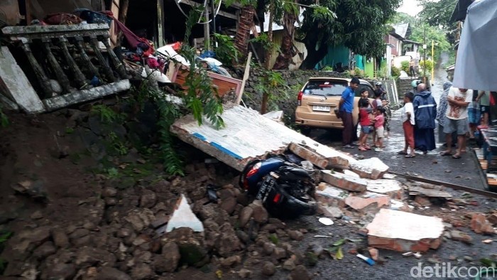 Longsor mengakibatkan rumah warga roboh dan menimpa motor yang sedang parkir di Parepare.