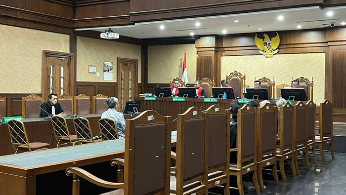 Mantan General Manager (GM) PT Antam Tbk, Abdul Hadi Aviciena, bacakan pleidoi dalam kasus dugaan korupsi rekayasa jual beli emas