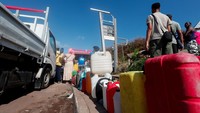 Kekurangan bahan bakar memperparah kesulitan pulau itu setelah Siklon Chido melanda selama akhir pekan.   