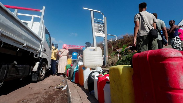 People wait to get fuel, in the aftermath of Cyclone Chido, in Dzaoudzi, Mayotte, December 20, 2024. REUTERS/Gonzalo Fuentes