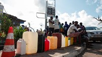 Penduduk wilayah Mayotte di Prancis yang dilanda topan mengantre selama berjam-jam di pom bensin pada Jumat (20/12).