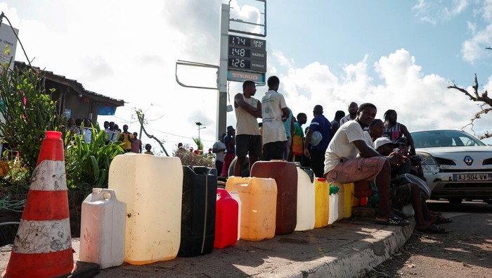 Mayotte Kekurangan BBM Akibat Badai Chido, Antrean di Pom Bensin Mengular People wait to get fuel, in the aftermath of Cyclone Chido, in Dzaoudzi, Mayotte, December 20, 2024. REUTERS/Gonzalo Fuentes