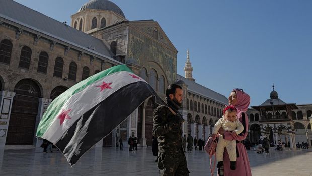 Mengenal Masjid Umayyah di Damaskus A girl reads the holy Koran at Umayyad Mosque, after Syria's Bashar al-Assad was ousted, in Damascus, Syria, December 19, 2024. REUTERS/Zohra Bensemra