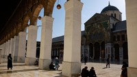 Orang-orang duduk di Masjid Umayyah pada hari salat Jumat, setelah penggulingan Bashar al-Assad di Suriah, di Damaskus, Suriah, Jumat (20/12). Masjid Umayyah adalah salah satu dari masjid tertua dan terbesar di dunia yang terletak di kota tua Damaskus.  