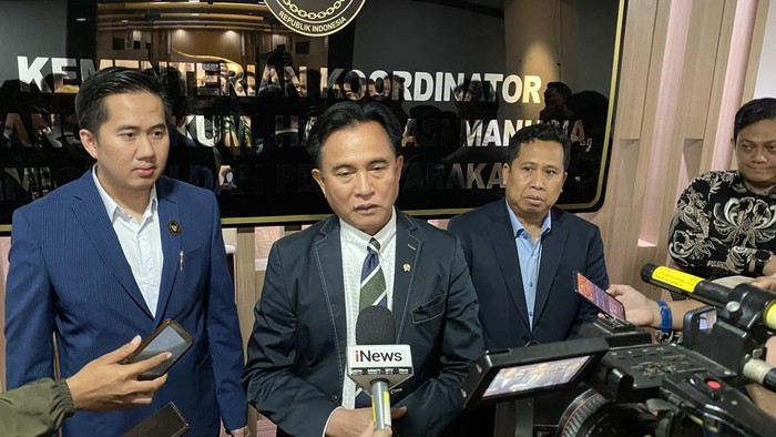 Menko Yusril usai ditemui Dubes Prancis (Devi/detikcom)