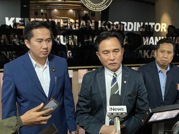 Menko Yusril usai ditemui Dubes Prancis (Devi/detikcom)