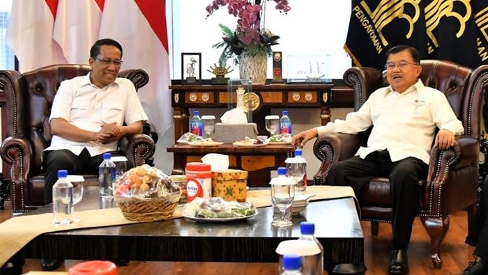 Menkum Supratman dan Ketua PMI Jusuf Kalla