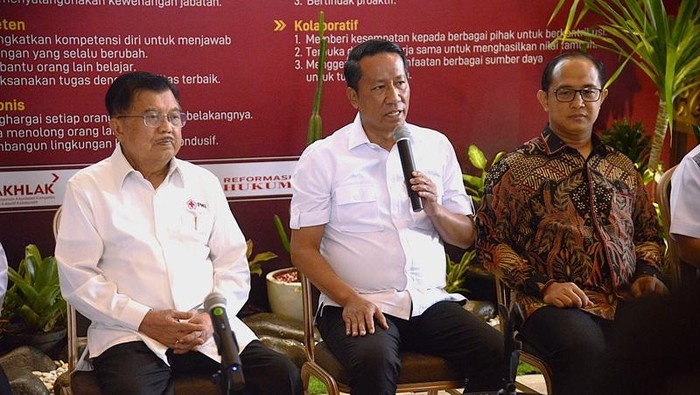 Menkum Supratman dan Ketua PMI Jusuf Kalla