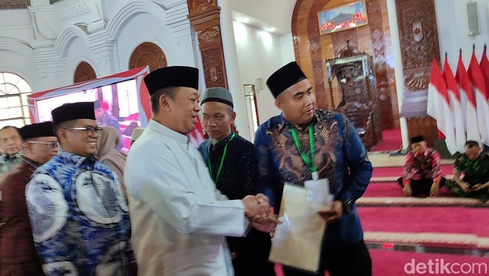 Menteri ATR/BPN Nusron Wahid memberikan sertifikat tanah secara simbolis di Masjid Al Bantani Banten
