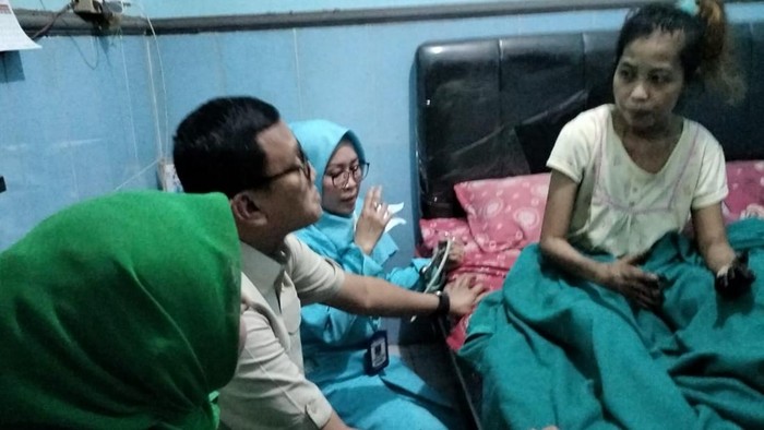 Menteri P2MI Abdul Kadir saat menjenguk Septia Kurnia Rini di Jember