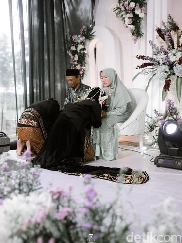 Momen ketika sedang prosesi temu manten.