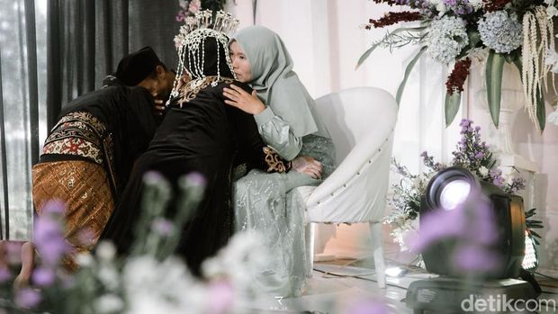 Momen ketika sedang prosesi temu manten.