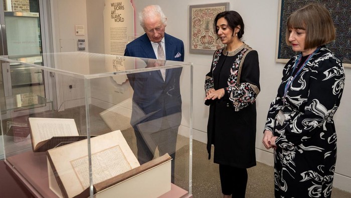 Momen Raja Charles Kunjungi Pameran Dunia Islam di London King Charles III is presented with a book by Hadrian Garrard during a visit to the Islamic World exhibition at the William Morris Gallery in London. Picture date: Friday December 20, 2024. Aaron Chown/Pool via REUTERS