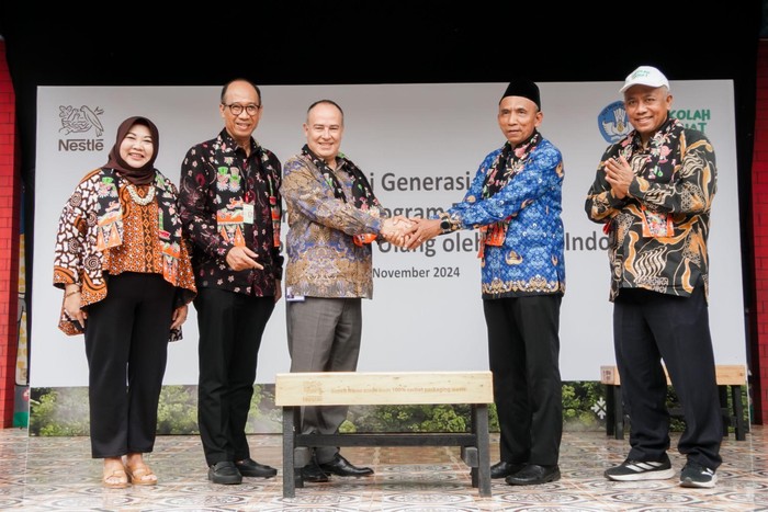 Nestlé Indonesia Distribusikan 5.000 Bangku Daur Ulang ke 500 SD di RI