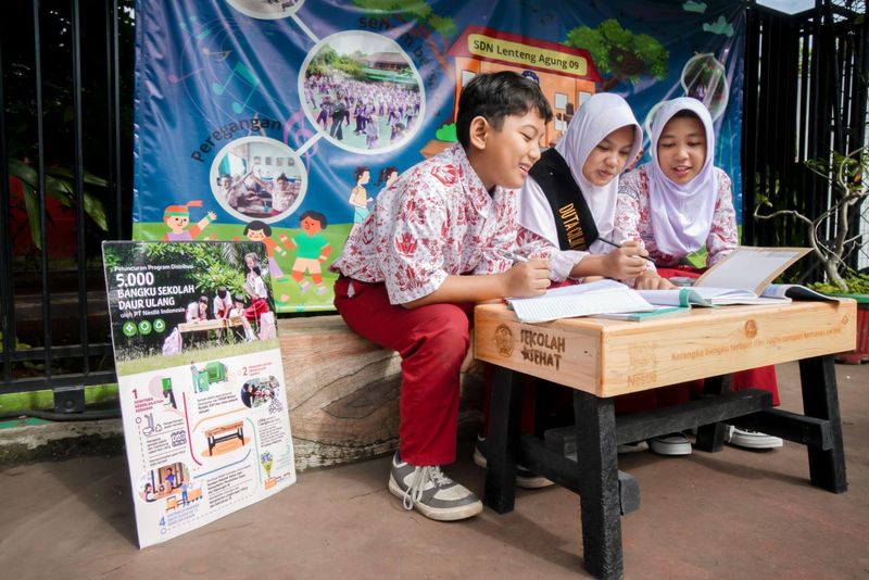 Nestlé Indonesia Distribusikan 5.000 Bangku Daur Ulang ke 500 SD di RI