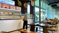 Namun, food vlogger tersebut kini melebarkan sayap dengan membuka usaha donat. Ia menawarkan donat kaca yang terinspirasi dari tanghulu. Foto: detikcom/Riska Fitria