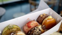 Untuk varian donat kaca, ada lapisan karamel gula yang mengeras sehingga menghasilkan tekstur yang renyah mirip kaca. Foto: detikcom/Riska Fitria
