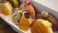 Meski begitu, adonannya tetap empuk, lembut, dan tidak kempes. Donatnya berbentuk bomboloni, donat bulat khas Italia. Foto: detikcom/Riska Fitria