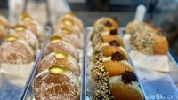 Tak hanya donat kaca, di gerai ini Vinny juga menawarkan 7 varian donat. Harga per donatnya dibanderol Rp 25.000. Foto: detikcom/Riska Fitria