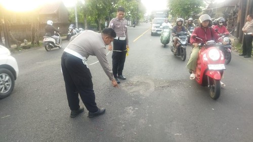 Olah TKP lokasi kecelakaan siswi SMP tewas tertabrak bus di Jalan Raya Denpasar-Gilimanuk, tepatnya di simpang empat Lingkungan Keladian, Kelurahan Dauhwaru, Kecamatan Jembrana, Kamis (19/12/2024). (dok. Polres Jembrana)