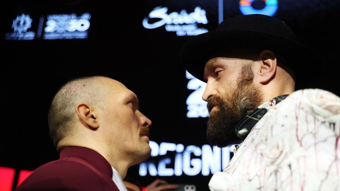 RIYADH, SAUDI ARABIA - DECEMBER 19: Tyson Fury (R) and Oleksandr Usyk face off ahead of the IBF, IBO, WBA, WBC and WBO Undisputed World Heavyweight Title fight between Oleksandr Usyk and Tyson Fury during a press conference as part of Oleksandr Usyk v Tyson Fury 2 at Via Riyadh on December 19, 2024 in Riyadh, Saudi Arabia. (Photo by Richard Pelham/Getty Images)