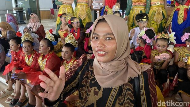 Para peserta lomba tari mendatangi kantor Gubernur Jateng, Jumat (20/12/2024).
