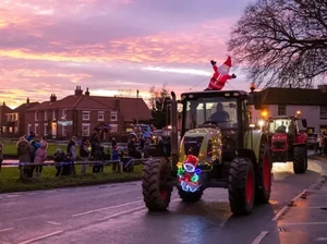 Beda! Ada Pawai Traktor Hias Sambut Natal di Inggris