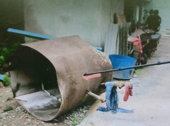 Pecahan tungku uap pembuat tahu setelah meledak dan menewaskan satu orang di Desa Pucang Miliran, Tulung, Klaten, Kamis (19/12/2024) malam.