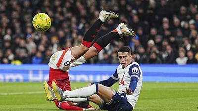 Tottenham Penakluk Dua Manchester
