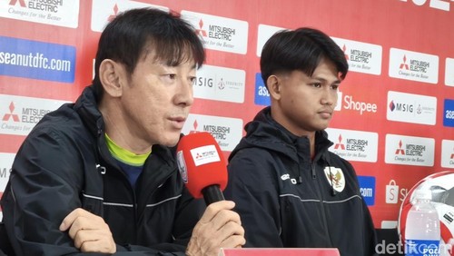 Pelatih Timnas Indonesia Shin Tae-yong, dan Pemain Timnas Indonesia Hokky Caraka, saat konferensi pers di Stadion Manahan, Solo, Jumat (20/12/2024).