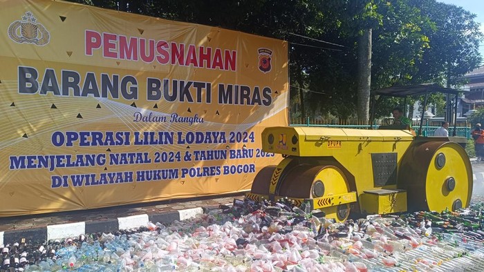 Pemusnahan 15 ribu botol minuman keras (Miras) di Bogor, Jawa Barat.