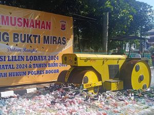 15 Ribu Botol Miras Hasil Razia Sebulan di Bogor Dimusnahkan