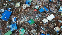 Atap-atap rumah tampak lepas akibat terjangan Siklon Chido.