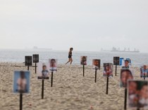 Penampakan Pantai di Brasil Penuh Foto Anak-anak Korban Peluru Nyasar