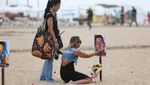 Penampakan Pantai di Brasil Penuh Foto Anak-anak Korban Peluru Nyasar