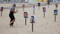 LSM Brasil Rio de Paz menggelar protes terhadap kematian anak-anak, dengan memajang foto-foto korban, yang sebagian besar tewas akibat peluru nyasar, di Rio de Janeiro, Rabu (18/12).