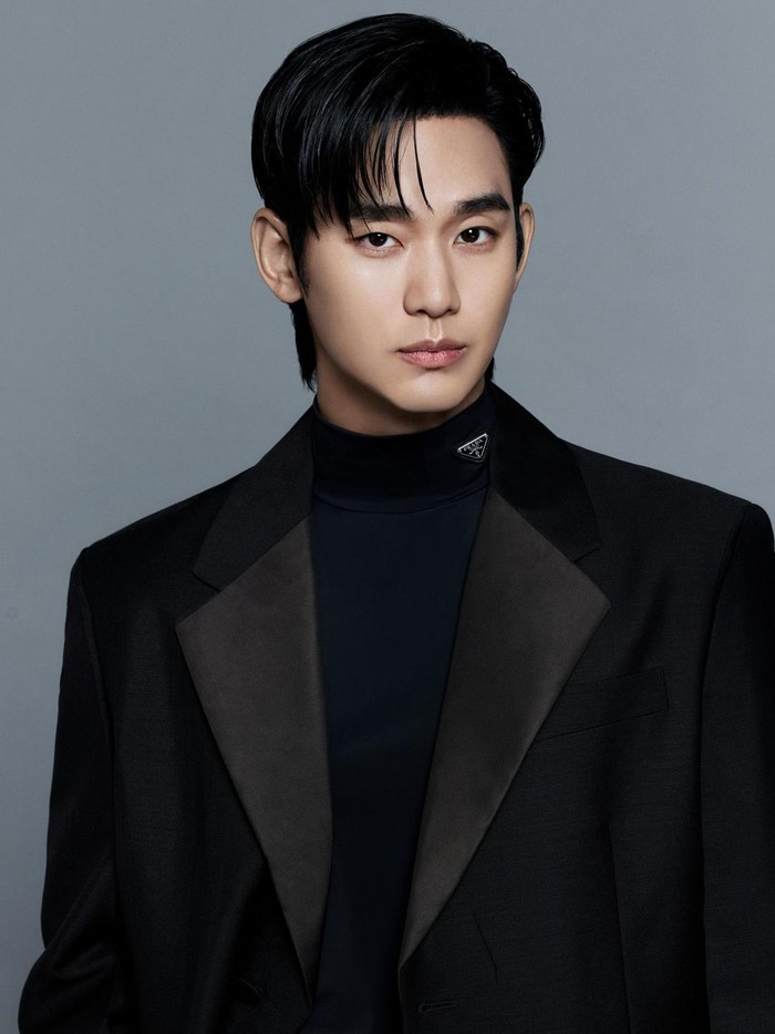 Penampilan Kim Soo Hyun sebagai brand ambassador Prada