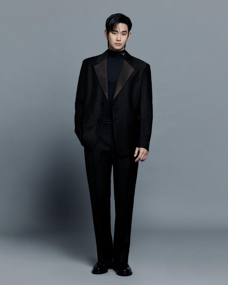 Penampilan Kim Soo Hyun sebagai brand ambassador Prada