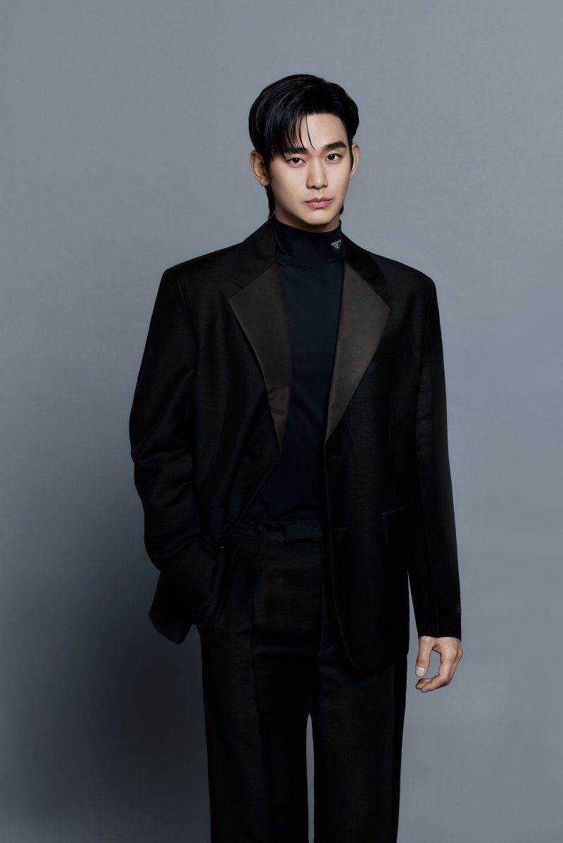 Penampilan Kim Soo Hyun sebagai brand ambassador Prada