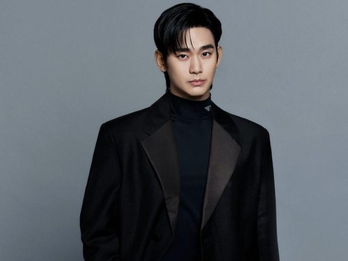 Penampilan Kim Soo Hyun sebagai brand ambassador Prada