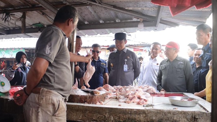 Penjabat (Pj) Gubernur Bangka Belitung (Babel) Sugito melakukan sidak pasar di Kota Pangkalpinang.