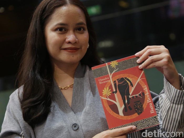 Penulis Urban Thriller Chandra Bientang saat Sambangi Kantor detikcom pada Kamis (19/12/2024).