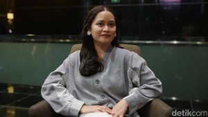 Chandra Bientang juga ngobrol tentang proses kreatifnya selama menulis buku. Dia memulainya dengan membuat atmosfer cerita yang penuh misteri, perkembangan karakter, teknik menulis hingga ending.