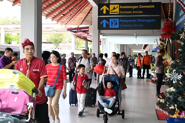 Penumpang di Bandara Internasional I Gusti Ngurah Rai, Bali, Jumat (20/12/2024). (Dok Kemenhub)