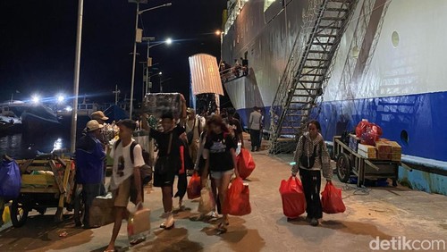 Penumpang kapal turun di Pelabuhan Larantuka, Flores Timur, NTT, Kamis (19/12/2024).