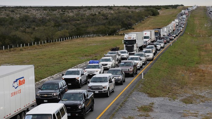 Perbatasan AS-Meksiko Ramai Orang Mudik Jelang Natal Mexicans living in the United States, locally called
